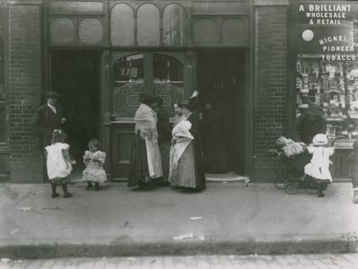 Vrouwen en kinderen buiten een taverne in Londen door English Photographer